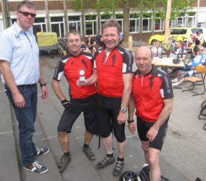 Volker, Klaus und Peter empfangen stolz den Pokal für den 3. Platz in der Mannschaftswertung, übergeben durch einen Vertreter der Sturmvögel