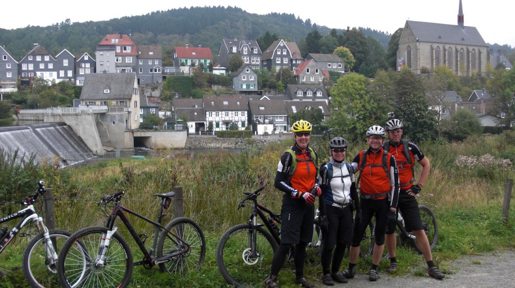 Elisabeth, Doris, Kalle und Ollo vor malerischer Kulisse