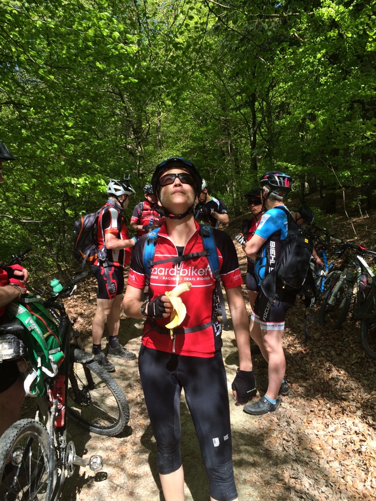Eine Banane bringt neue Energie. Ob da oben noch mehr Bananen wachsen? Bei einer Gesamtstrecke von 41 km und 1300 hm tut eine kleine Pause gut.