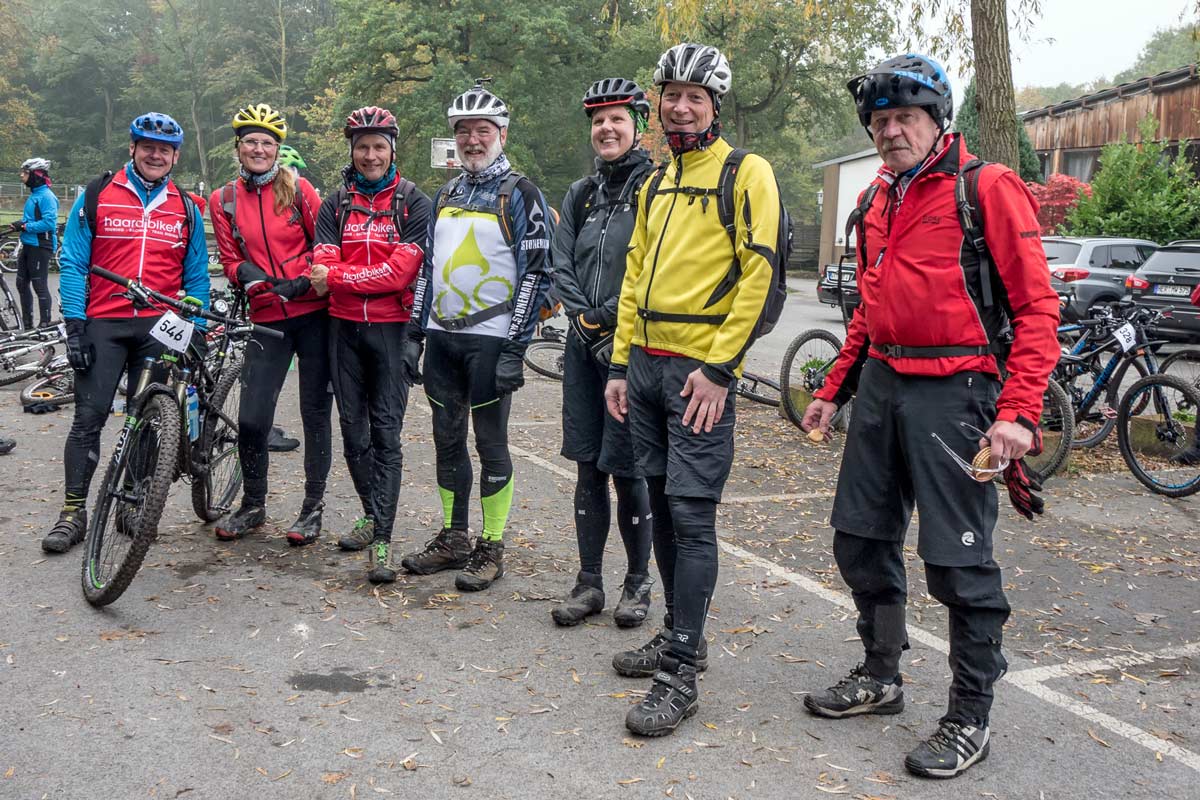 Die versammelte Haardbiker-Mannschaft lässt sich vom Nebel nicht aufhalten.