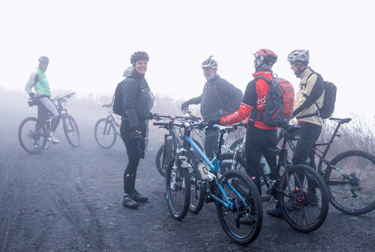 Der Emscherbruch und die Halden im dichten Nebel, Elisabeth hält die Truppe zusammen