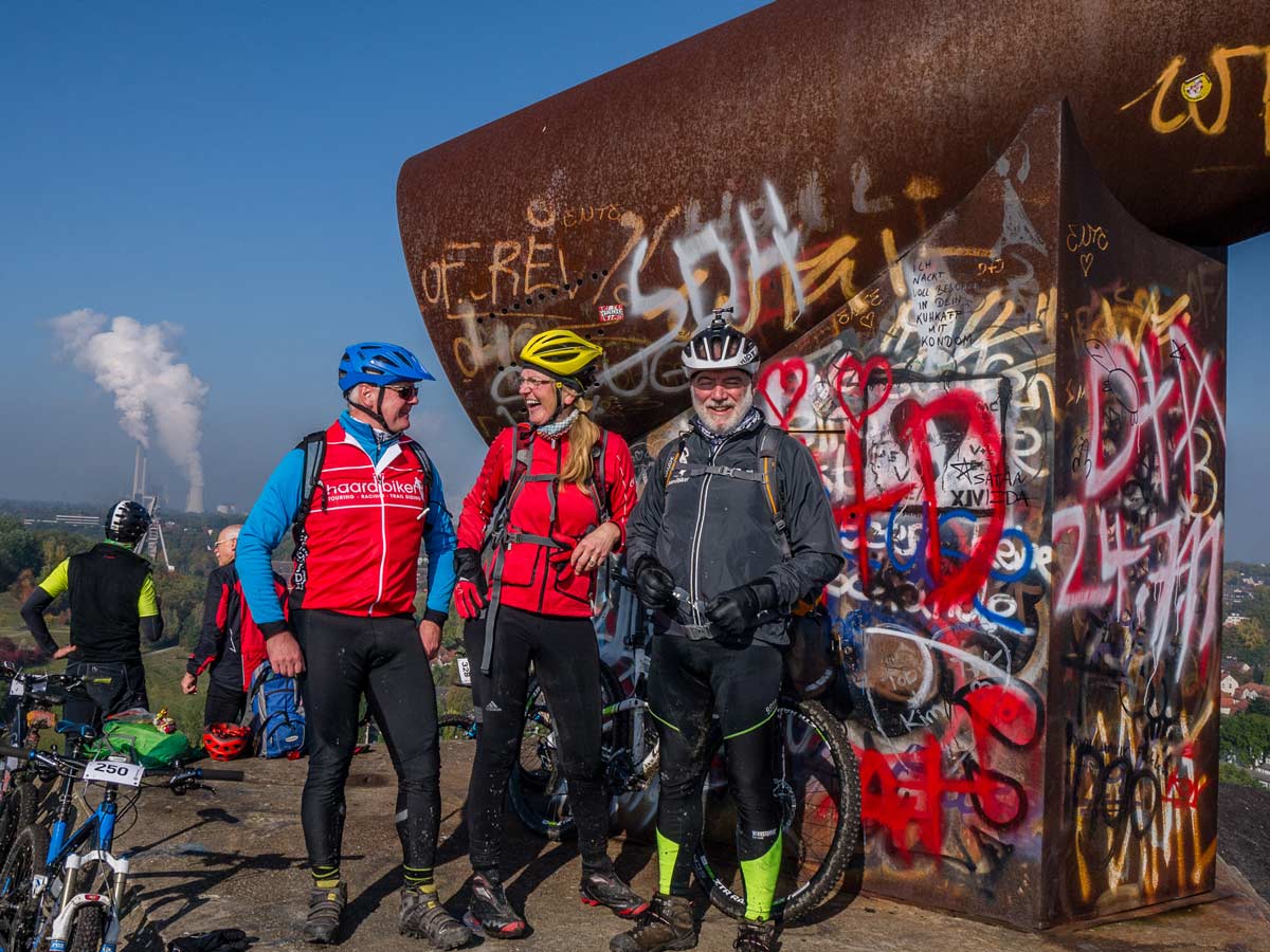 Jürgen, Andrea und Hans freuen sich über den blauen Himmel auf der Rungenberghalde.